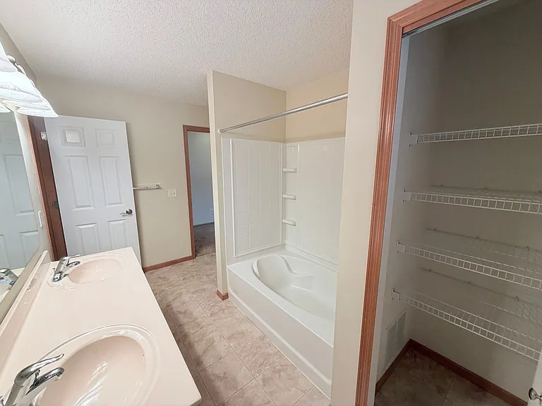 10800 Hawthorn Trl #E — Photo 17