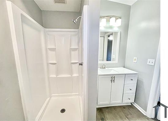 5th image of 1041 W 10th St