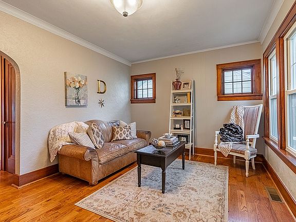4th image of 415 W Albany Ave