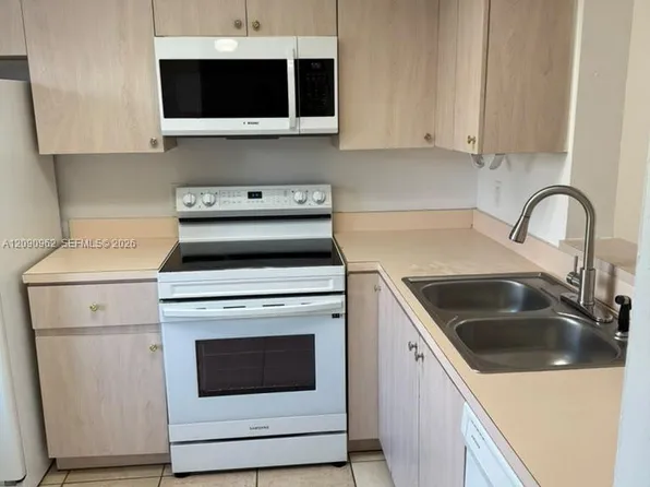 8740 N Sherman Cir APT 102, Hollywood, FL 33025