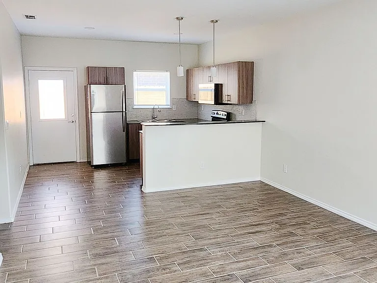 1601 Cortlandt St — Photo 5