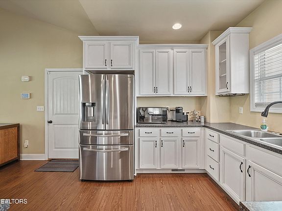 5th image of 174 Zoe Cir