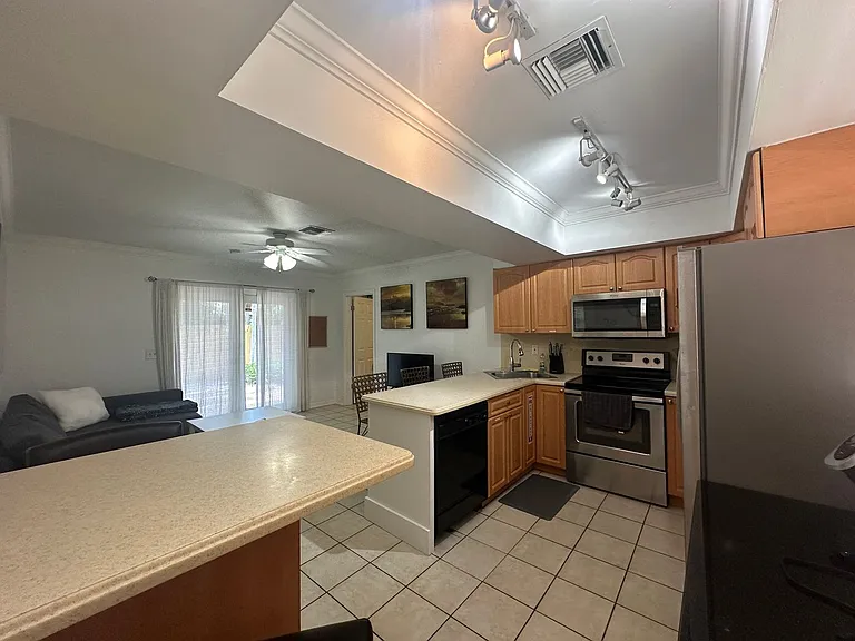 740 NE 37th St — Photo 10