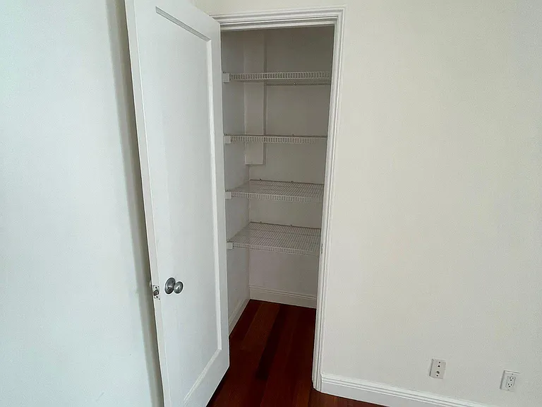 940 Jefferson Ave #12 — Photo 8