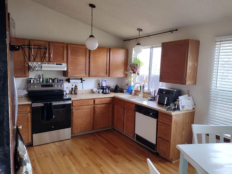 325 W Eisenhower Dr — Photo 3
