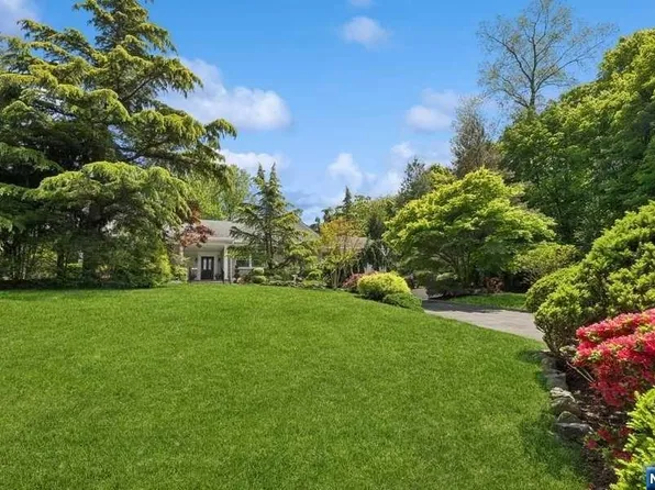 37 Lane Dr, Englewood, NJ 07631