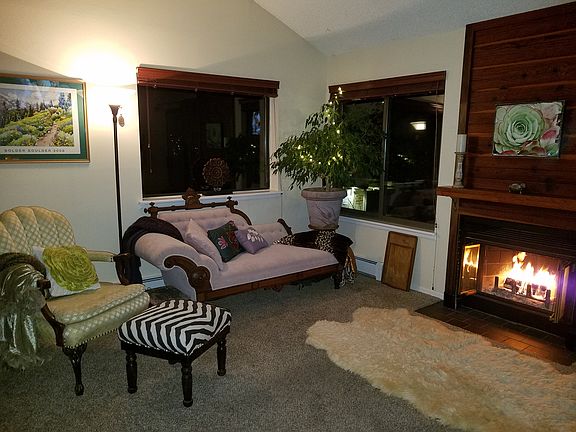 Living room/fireplace