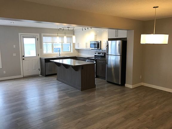 4th image of 22 Banff Ct W