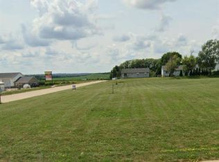 829 Main St S, Center Point, IA 52213