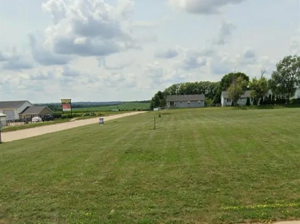 829 Main St S, Center Point, IA 52213