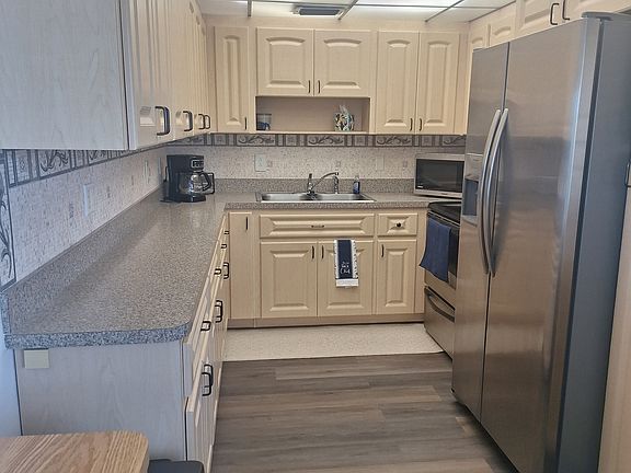 Updated kitchen with lots of cabinet space.