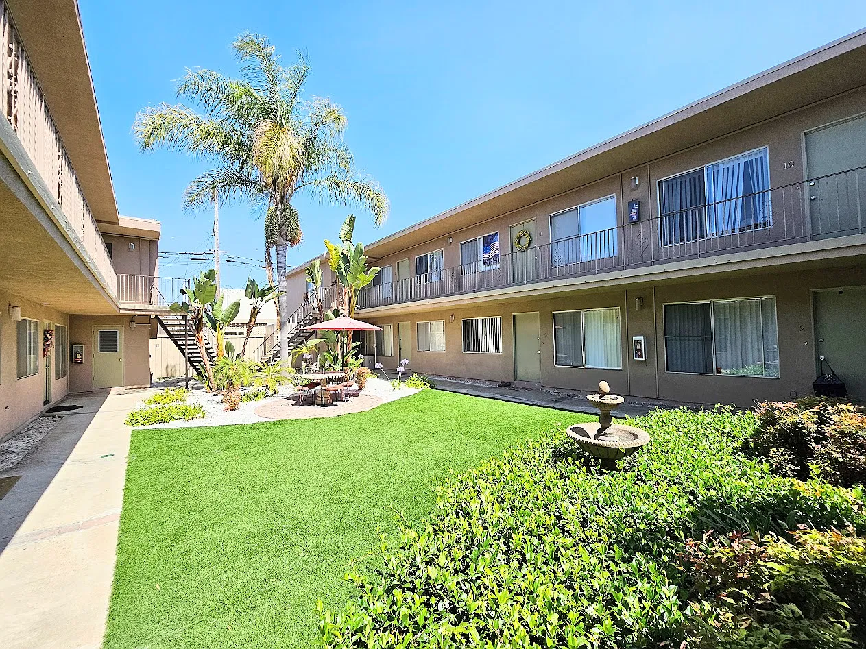 2 bed, 900 sqft, $2,295 — Photo 1