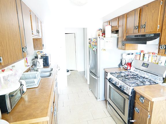 3rd image of 331 Hampton Ct Unit B