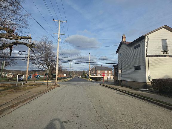 5th image of 215 Oak St