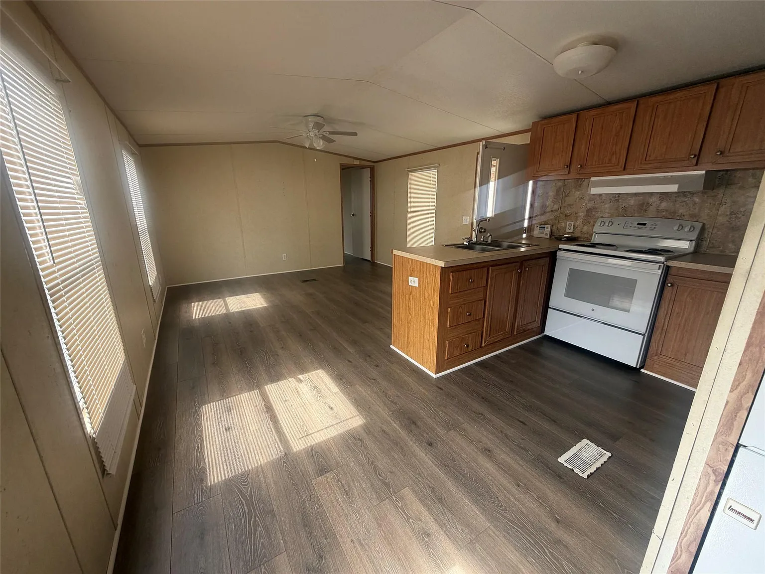 2 bed, 1.0 bath, 644 sqft, $1,000 — Photo 2