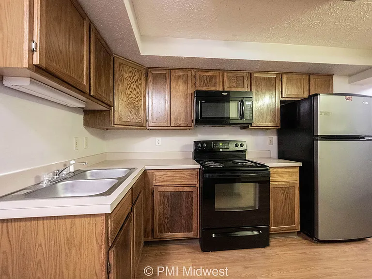 Parkway Apartments — Photo 10