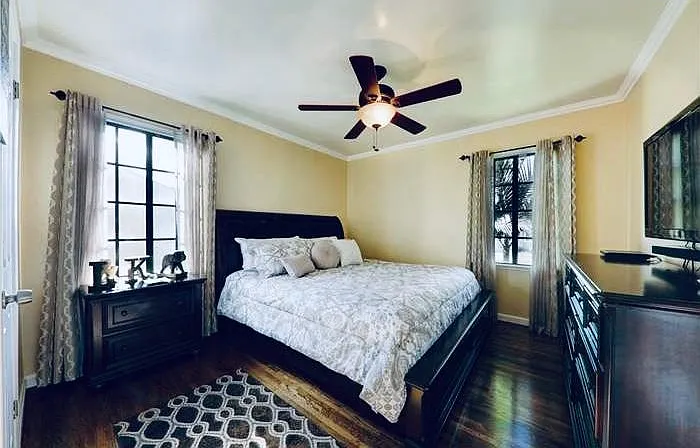 10916 S Wilton Pl — Photo 3