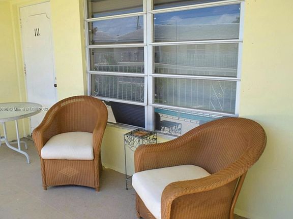 3rd image of 1012 SE 15th St APT 111