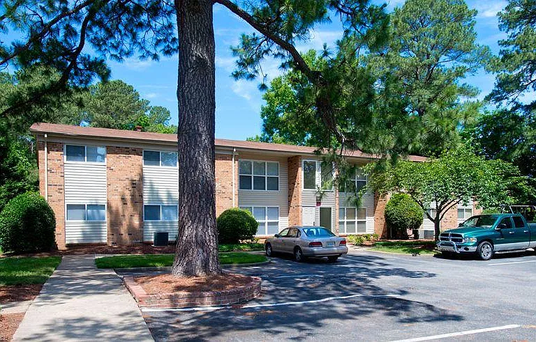 Hodges Manor Apartments — Photo 3