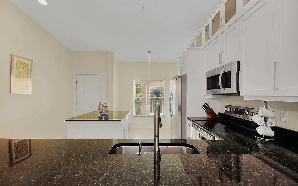 2 bed, 1200 sqft, $2,000 — Photo 2