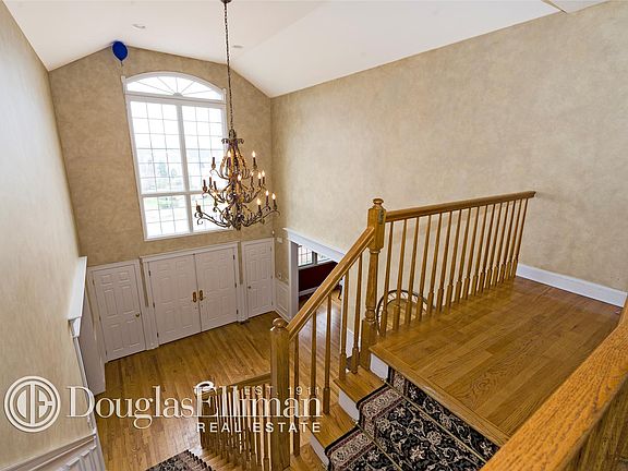 3rd image of 115 Redbrook Ct