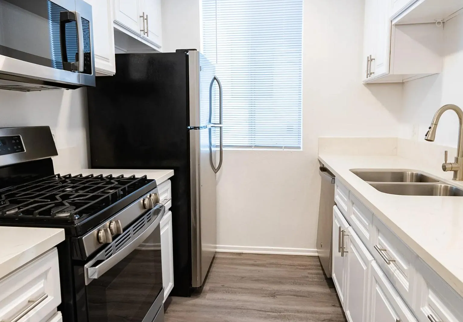 314 South Manhattan Place — Photo 1