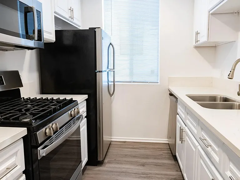 314 South Manhattan Place — Photo 1