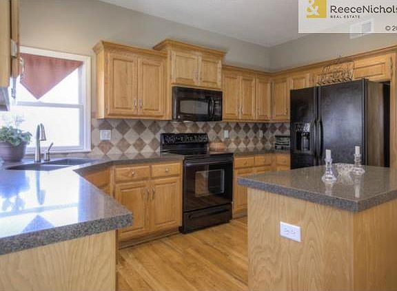 Tile backsplash & kitchen island.