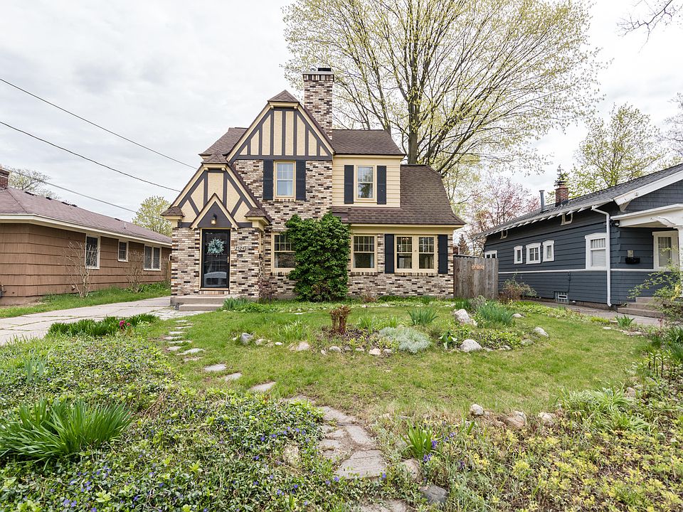 1st image of 2524 Plainfield Ave NE