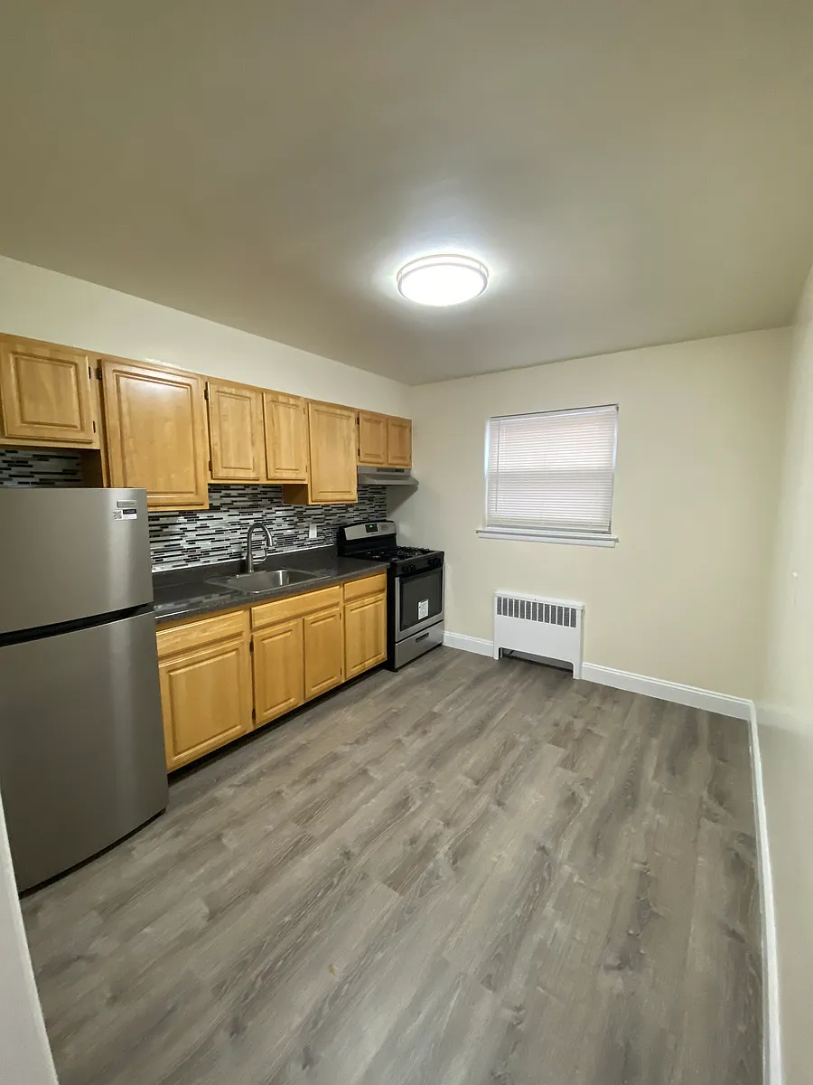 1st floor apartment - 676 Cedar Ln