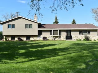 N82W15556 Valley View Dr, Menomonee Falls, WI 53051