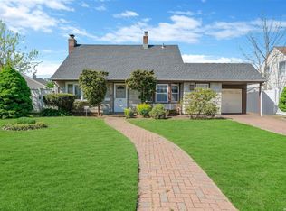 30 Saddle Ln, Levittown, NY 11756