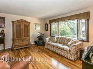 186 E Carpenter St, Valley Stream, NY 11580