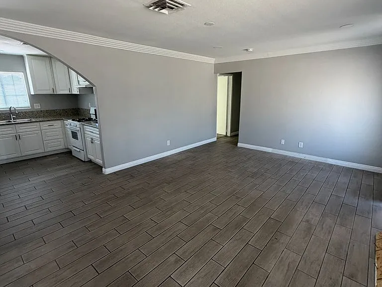 2820 S Sandhill Rd — Photo 6