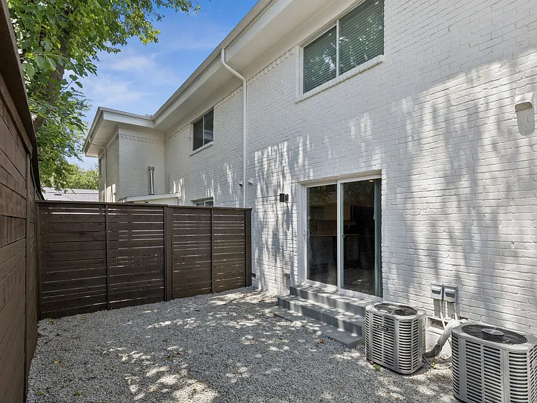 The Courtyards at Lower Greenville — Photo 14