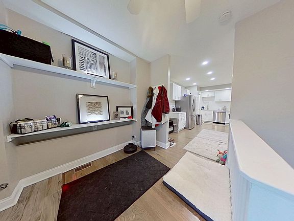 5th image of 1958 N Lincoln Ave APT 1F