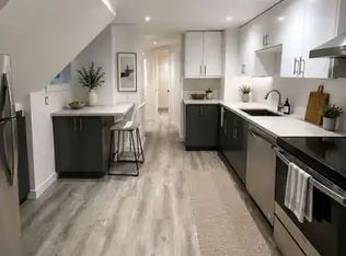 22 Curzon St #1A, Toronto, ON M4M3B4