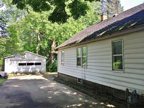 3rd image of 1921 River Bluff St
