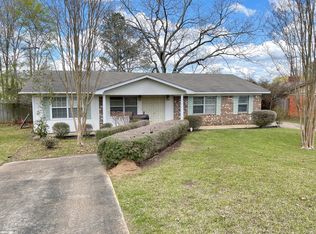 53 Park Cir, West Point, MS 39773