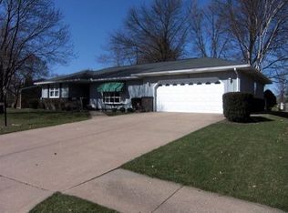 1835 Highwood Ave, Pekin, IL 61554