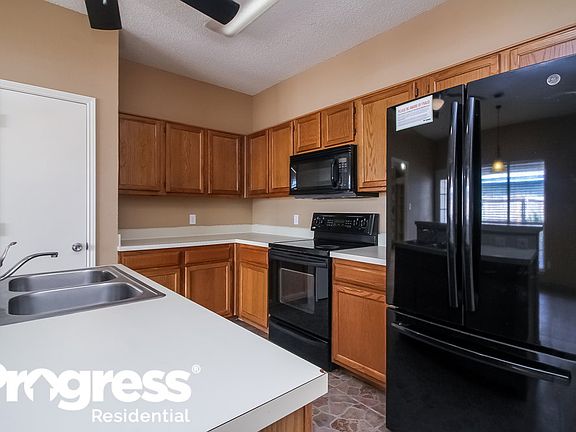 5th image of 932 Crestwood Dr