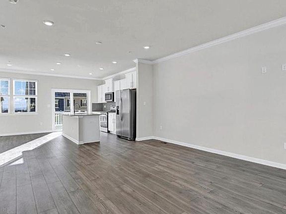 3rd image of 5044 Silver Oak Dr