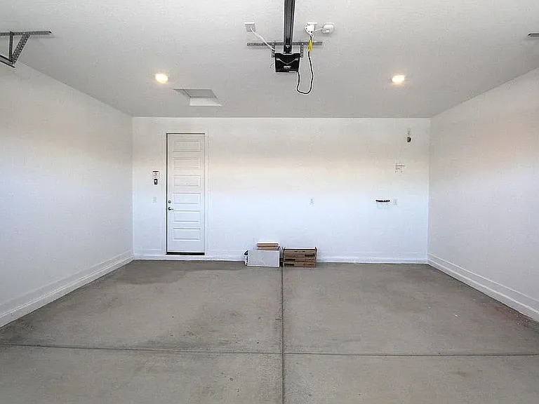 4427 N 94th Dr — Photo 12