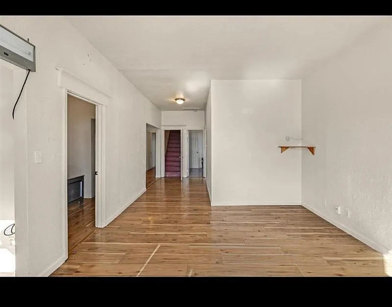 5 bed, 2364 sqft, $3,500 — Photo 2