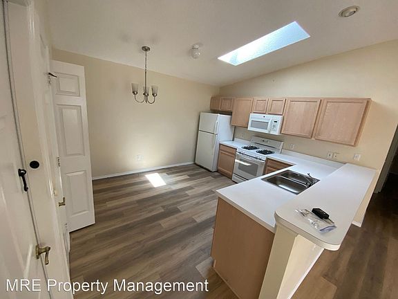 5th image of 2626 Moncayo Ave