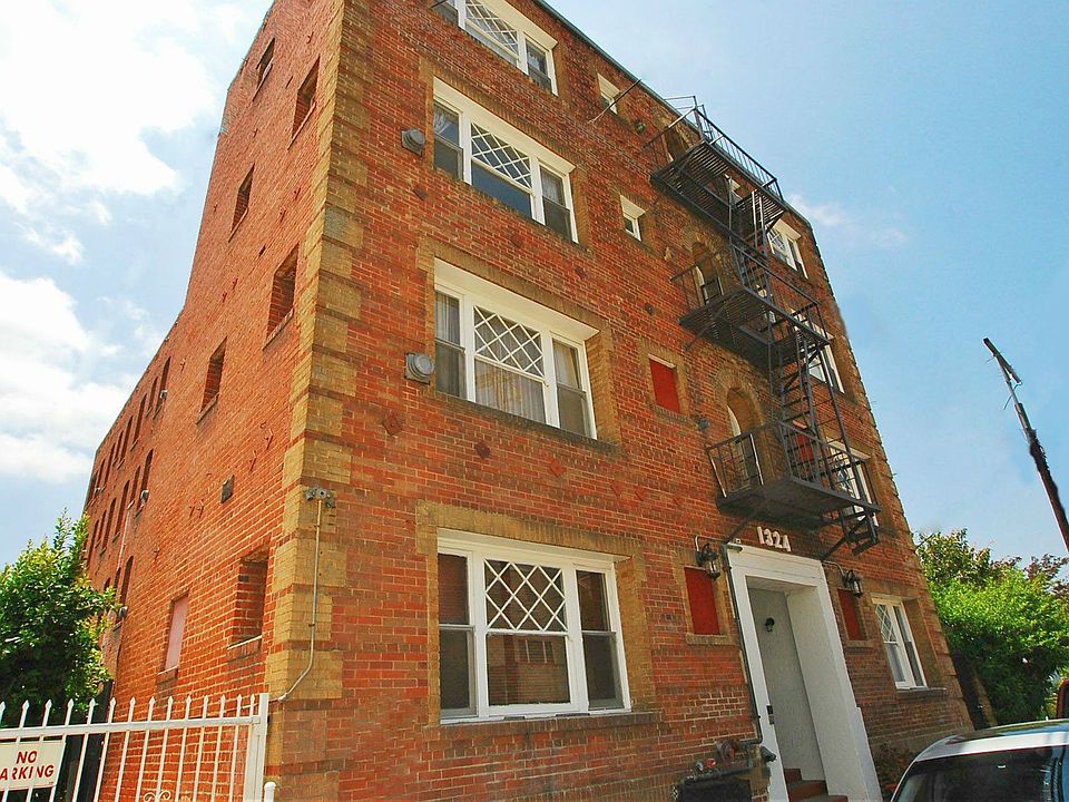1st image of 1324 Calumet Ave APT 301