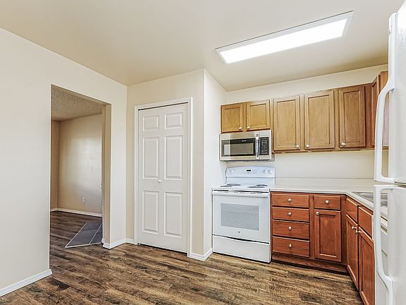 5th image of 536-548 Winnie Way #540