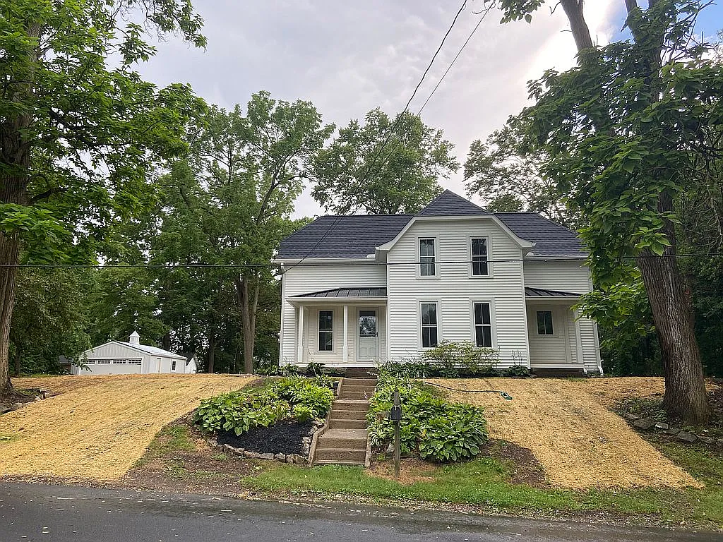 125 Letts Ave photo 1