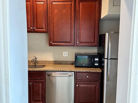 3rd image of 1002 W Clay St APT C