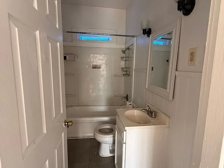 202 College St — Photo 17